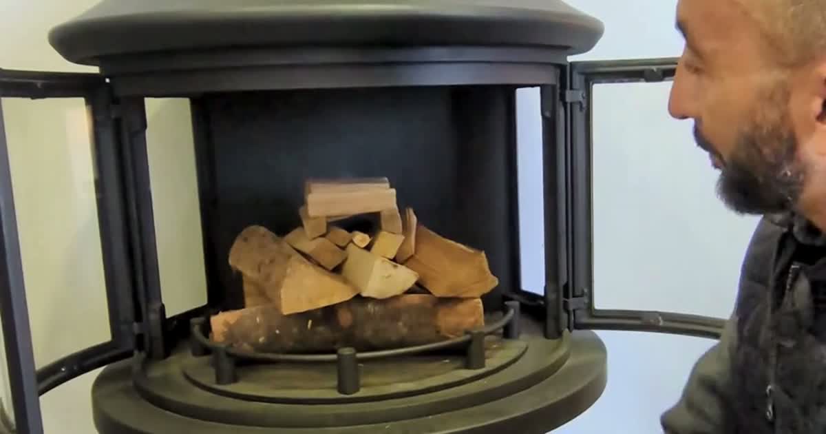 Bûches dans le foyer et technicien VITAFIRE, extrait de la vidéo sur l'allumage inversé
