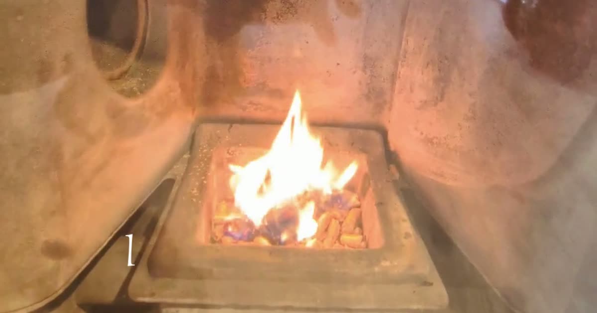 Granulés allumés manuellement dans le brasero, extrait de la vidéo VITAFIRE