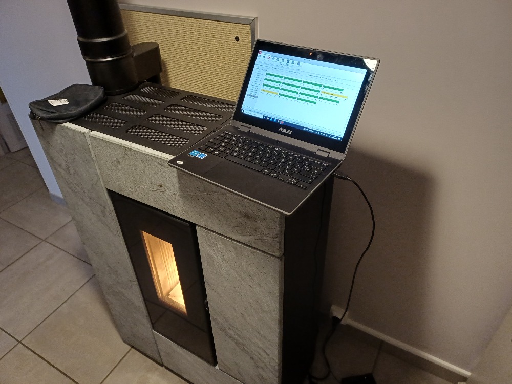 Diagnostic d'un poêle à granulés avec ordinateur connecté par un technicien VITAFIRE